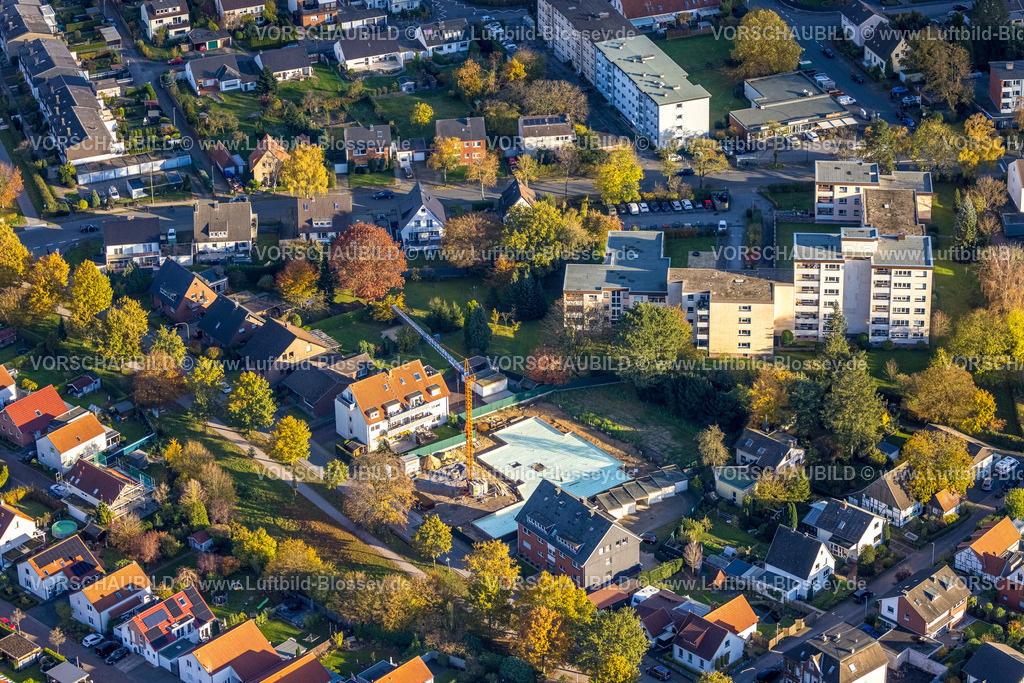 Hamm231101718 | Luftbild, Baustelle und Baukran mit Neubau im Wohngebiet Heithofer Straße, Wohngebiet mit Hochhaus, umgeben von herbstlichen Laubbäumen, Uentrop, Hamm, Ruhrgebiet, Nordrhein-Westfalen, Deutschland
