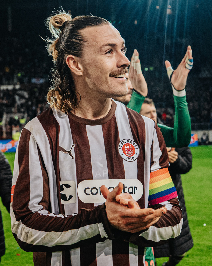 FCS01615 | Der offizielle Shop für FC St. Pauli Fotos. Wähle aus Spielszenen & Fanmomenten dein FCSP Wunschformat. Wir liefern Millerntor-Atmosphäre.
