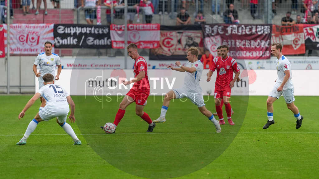 Fußball, Herren, Saison 2025/2026, Regionalliga Nordost, 5. Spieltag, Hallescher FC vs. FSV 63 Luckenwalde, Dienstag 26.08.2025, Leuna-Chemie-Stadion Halle, | Fußball, Herren, Saison 2025/2026, Regionalliga Nordost, 5. Spieltag, Hallescher FC vs. FSV 63 Luckenwalde, Dienstag 26.08.2025, Leuna-Chemie-Stadion Halle, Im Bild: Pascal Schmedemann (l. Halle) und Fabio Schneider (r. Luckenwalde) - Realisiert mit Pictrs.com