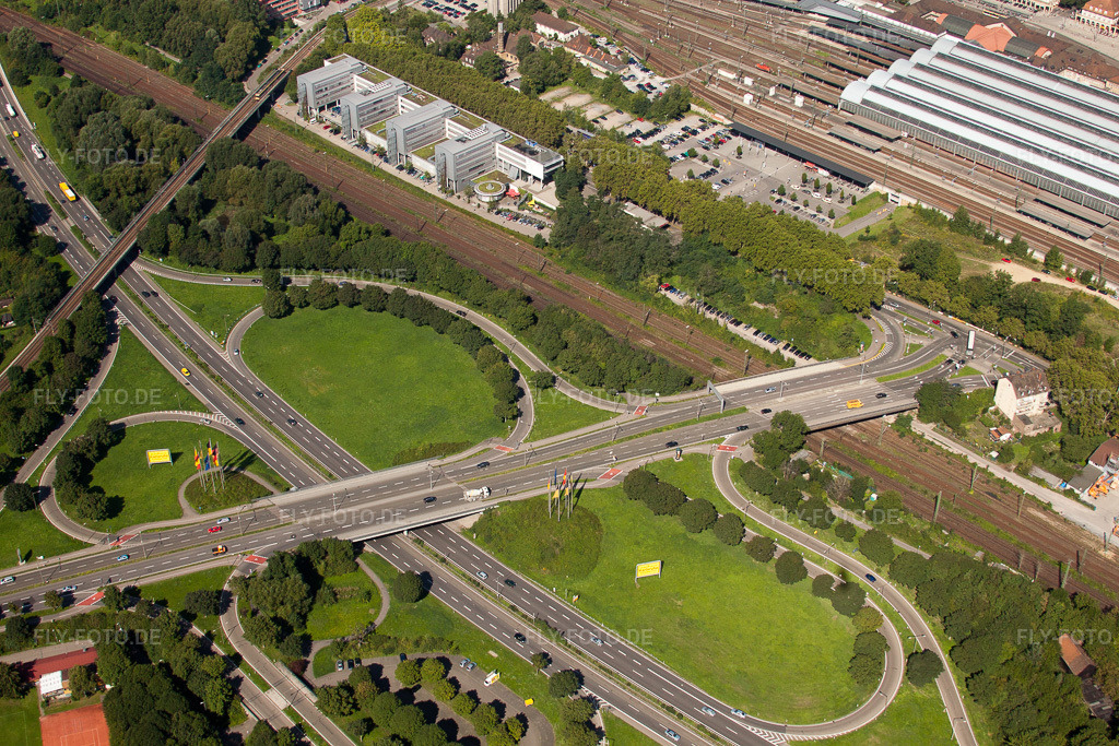 Luftbild: Verkehrsführung und Fahrbahnen der Straßenführung am Kreuz Südtangente zum Zubringer A5 Karlsruhe Ettlingen vor dem Edeltrudtunnel im Ortsteil Beiertheim-Bulach in Karlsruhe im Bundesland Baden-Württemberg in Deutschland. Foto: IMG_32019.jpg vom 20.08.2010 durch Werner Riehm/FLY-FOTO.de