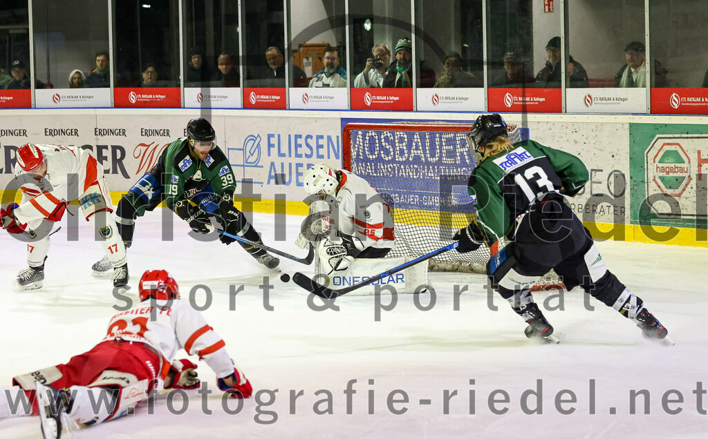 2023-03-10_105_TSV_Erding_gegen_TEV_Miesbach | Erding, Deutschland, 10.03.2023:
Eishockey, Bayernliga Playoffs 2022 / 2023, Halbfinale, TSV Erding gegen TEV Miesbach, Endergebnis: 2:0

Sebastian Deml (TEV Miesbach, #17), Thomas Plihal (Erding Gladiators, #39), Moritz Schlickenrieder (TEV Miesbach, #25), Michael Franz (Erding Gladiators, #13)

Foto: Christian Riedel / fotografie-riedel.net