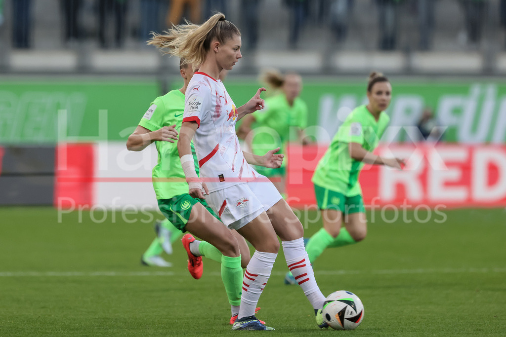 Fussball, Google Pixel Frauen-Bundesliga, VfL Wolfsburg - RB Leipzig | v.li.: Julia Landenberger (RB Leipzig, 21) am Ball, Einzelbild, Ganzkörper, Aktion, Action, Spielszene, DIE DFB-RICHTLINIEN UNTERSAGEN JEGLICHE NUTZUNG VON FOTOS ALS SEQUENZBILDER UND/ODER VIDEOÄHNLICHE FOTOSTRECKEN. DFB REGULATIONS PROHIBIT ANY USE OF PHOTOGRAPHS AS IMAGE SEQUENCES AND/OR QUASI-VIDEO.