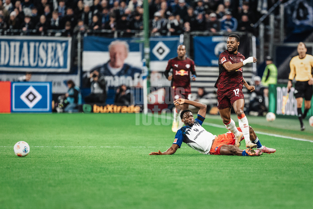 Fußball | Männer | Saison 2025/2026  | Fußball-Bundesliga | 16. Spieltag | FC St. Pauli vs. RB Leipzig | 27.01.2026 | v.l. Philip Otele (#27, HSV) gegen Ridle Baku (#17, RB Leipzig)