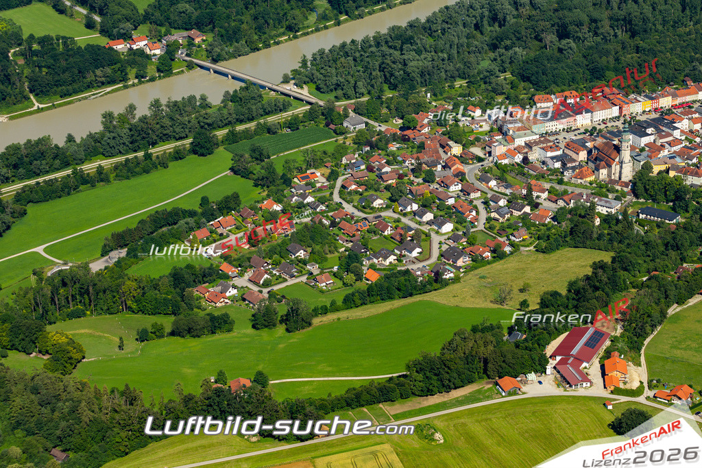 Aktuelles Luftbild von  Tittmoning - Die Luftaufnahme wurde 2022 mittels UL-Flugzeug erstellt ( keine Drohne ) - hochauflösende Kamera-Systeme von  Canon -Beste Qualität - Für grossformatige Ausdrucke geeignet. Die Geschenkidee !