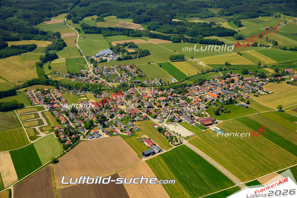 Das Luftbild zeigt Oberkammlach Kammlach - Die Luftaufnahme wurde 2023 vom UL-Flugzeug aus erstellt ( keine Drohne ) - Hochauflösende Luftaufnahme - Für grossformatige Ausdrucke geeignet. Die Geschenkidee !Mit Lizenz und Bildrechte bestellbar