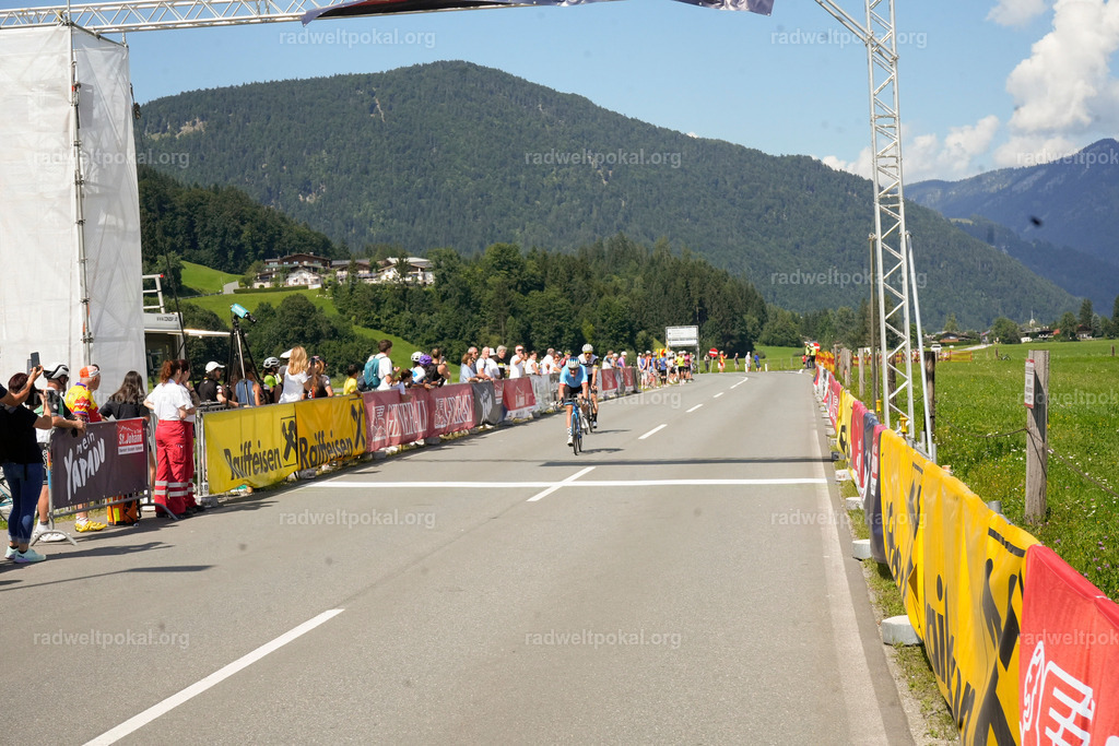 789_20230817_Bewerb_Maenner_Muehlanger | AUT - OESTERREICH, 2023-08-16: SPORT RENNRAD-FAHREN - 55. INTERNATIONALER RADWELTPOKAL IN ST. JOHANN IN TIROL  - Vintage-Radrennen mit WM-Bronze-Medaillen-Siegerin Christina Schweinberger, den Teilnehmer und Alexander Baumann (vom Orginastions-Team) - TAG 2 BEWERB MAENNER IN SECHS GRUPPEN  ; Foto: Roland Muehlanger