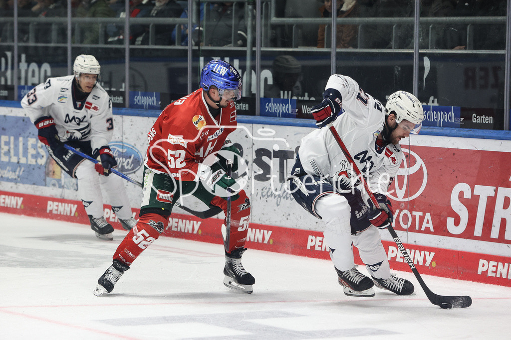 Augsburger Panther - Adler Mannheim | Otso RANTAKARI (AEV #52) im Duell mit Kris BENNETT (MAN #21) / Zweikampf
