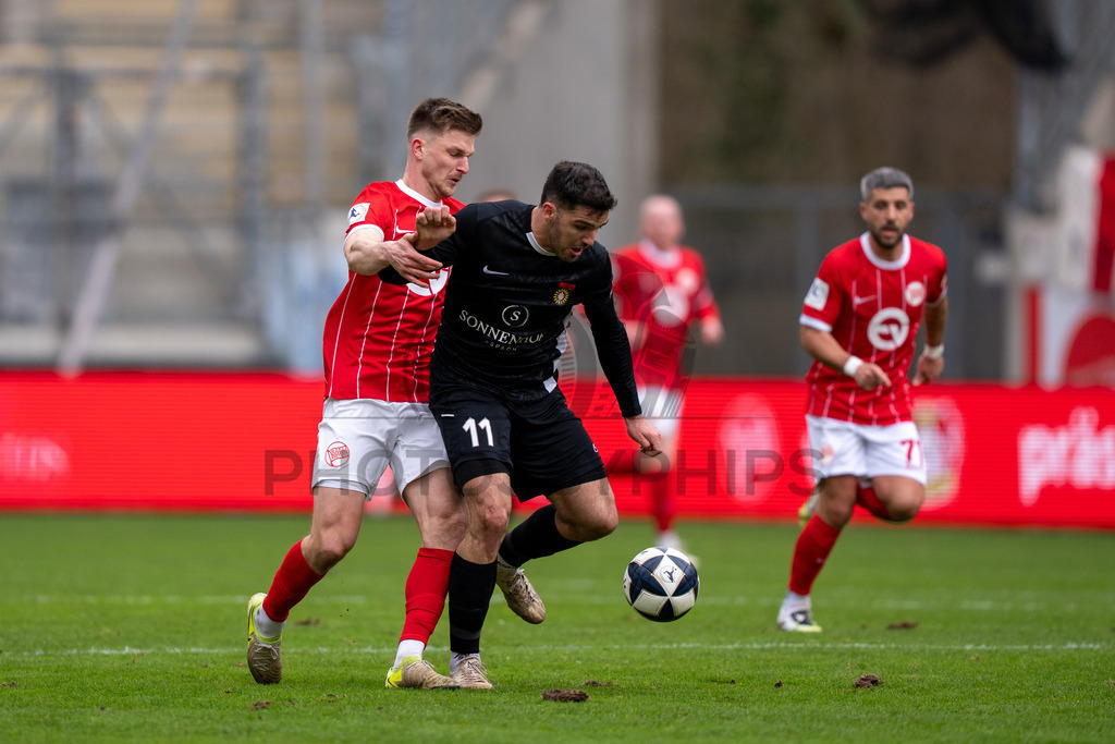 Kickers Offenbach vs. SG Sonnenhof Grossaspach, Fussball, Regionalliga Suedwest, 24. Spieltag, 14.03.2026 | Michael Kleinschrodt (SG Sonnenhof Großaspach, #11) im Kampf um den Ball mit Kristjan Arh Cesen (Kickers Offenbach, #14),Kickers Offenbach vs. SG Sonnenhof Grossaspach, Fussball, Regionalliga Suedwest, 24. Spieltag, 14.03.2026Foto: photosbyphips/Philip Ziegler