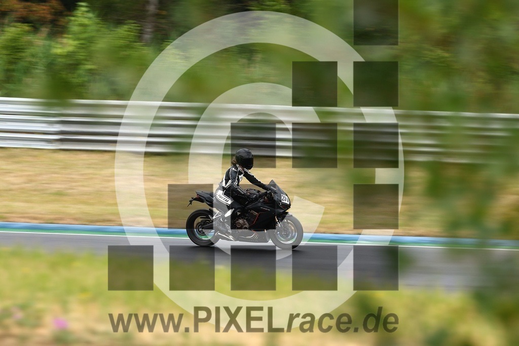 top-20250716_01138 | Schöne Erinnerungen an spannende Momente - das festzuhalten ist unser Job. PIXELrace.de ist seit 2003 auf den Rennstrecken Europas unterwegs um die Action draußen beim Fahren und die wunderbare Stimmung imm Fahrerlager für euch einzufangen.