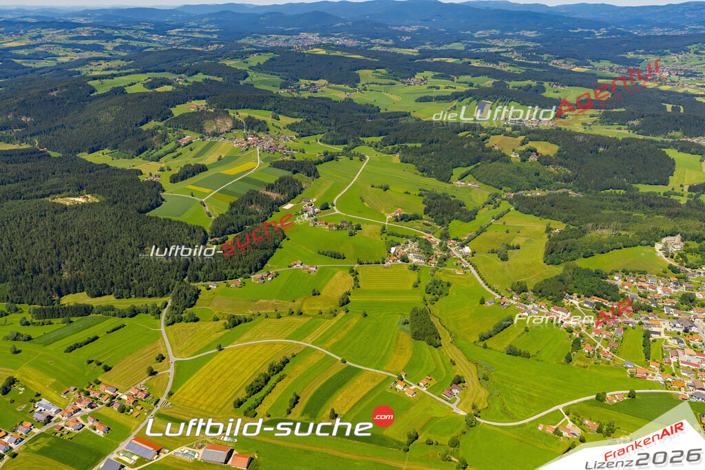 Das Luftbild der Stadt Kirchberg im Wald wurde 2022 vom Flugzeug heraus erstellt (keine Drohnen-Aufnahmen) Aufnahmehöhe ca.450 Meter- hohe Bildauflösung und Druck-Qualität. Garantiert!