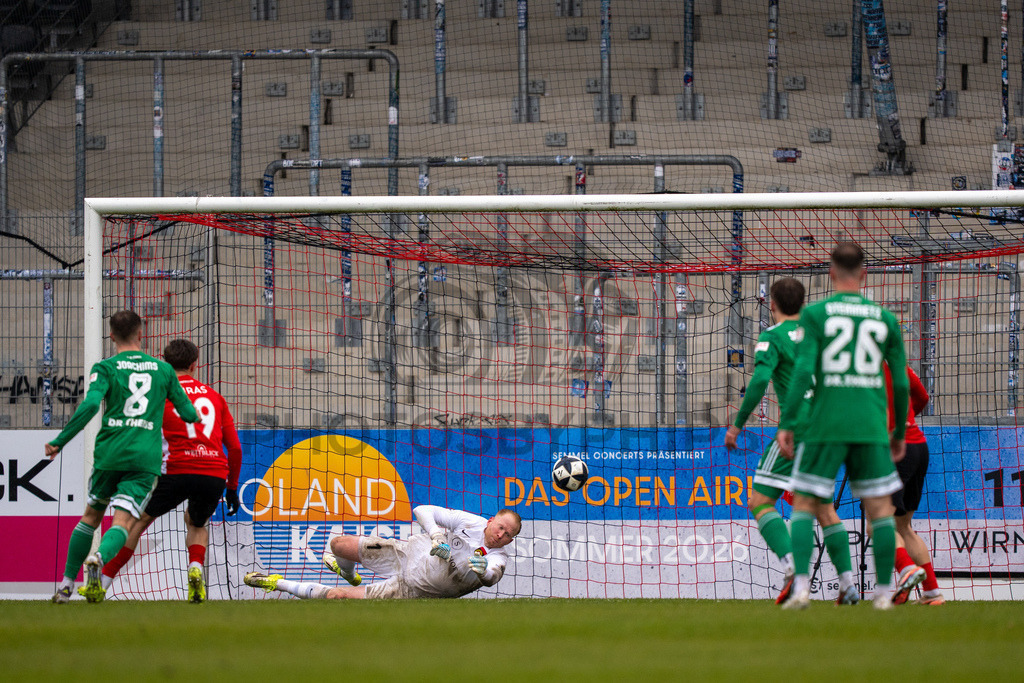 SG Sonnenhof Grossaspach vs. FC 08 Homburg, Fussball, Regionalliga Suedwest, 26. Spieltag, 28.03.2026 | Parade durch Maximilian Reule (SG Sonnenhof Grossaspach, #01),SG Sonnenhof Grossaspach vs. FC 08 Homburg, Fussball, Regionalliga Suedwest, 26. Spieltag, 28.03.2026