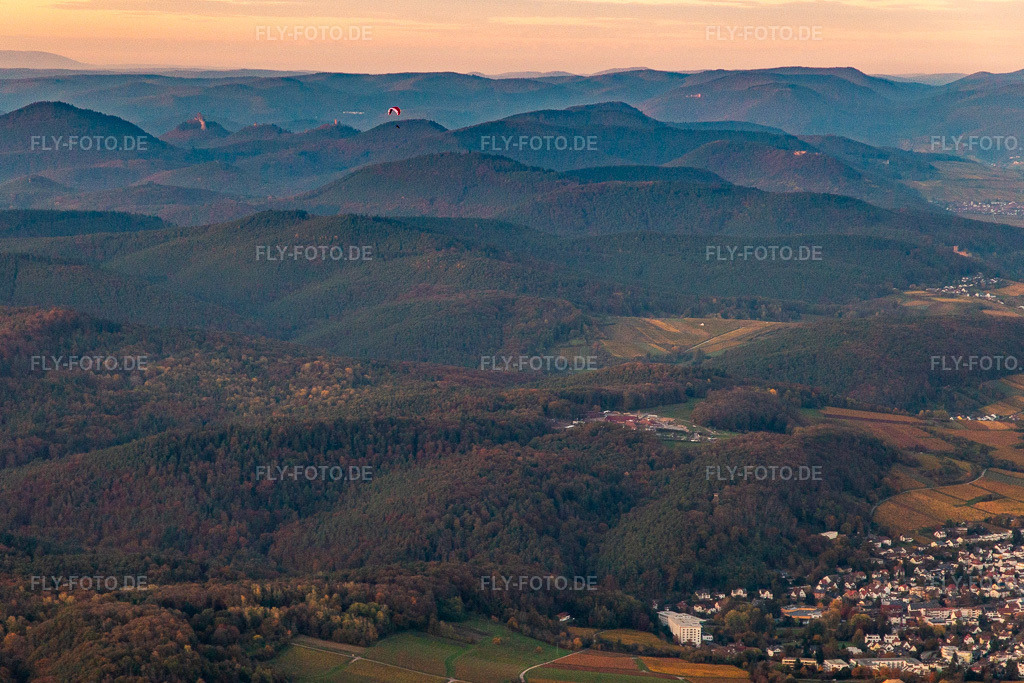 Luftbild: Paragleiter überm Haardtrand in Bad Bergzabern im Bundesland Rheinland-Pfalz in Deutschland. Foto: IMG_143734.jpg vom 25.10.2024 durch Werner Riehm/FLY-FOTO.de