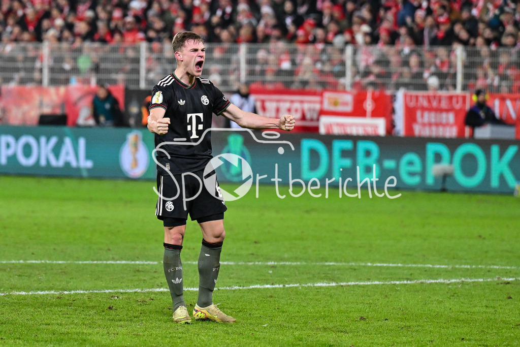 1. FC Union Berlin - FC Bayern München | BERLIN, GERMANY - 03. DECEMBER: Die Spieler der Bayern feiern zusammen mit den Fans den Sieg in Berlin nach dem Match zwischen dem 1. FC Union Berlin und dem FC Bayern München beim Achtelfinale des DFB-Pokales im Stadion an der alten Försterei / Joshua KIMMICH (FC Bayern Munich 6)