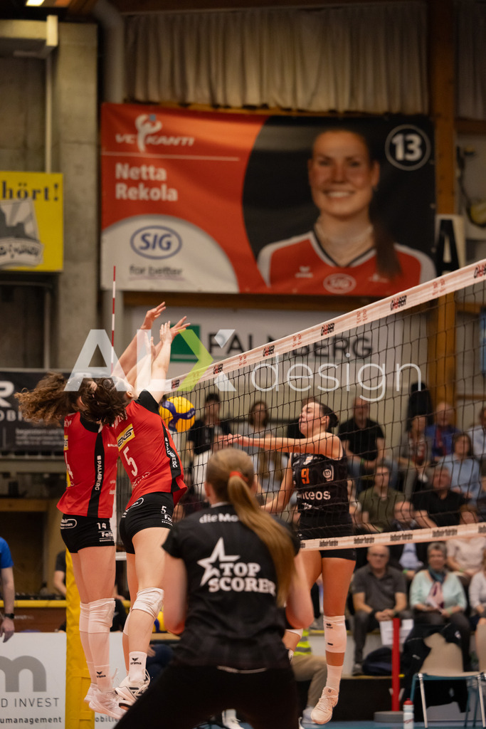 Volleyball I Frauen I Saison 2025-2026 I Volleyball NLA | Women I  Playoffs Finals 2/5 I  VC Kanti Schaffhausen - viteos NUC I  10.04.2026 | 5 Wanda Herzog (CH) (VC Kanti Schaffhausen) - Mitte und 14 Josipa Marković (HR) (VC Kanti Schaffhausen) – Aussen im Block - Realisiert mit Pictrs.com