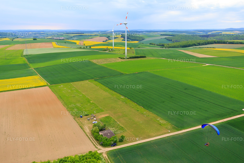 Luftbild: UL-Flugplatz Schraudenbach am Windpark Arnstein im Ortsteil Schraudenbach in Werneck im Bundesland Bayern in Deutschland. Foto: IMG_078809.jpg vom 14.05.2015 durch Werner Riehm/FLY-FOTO.de