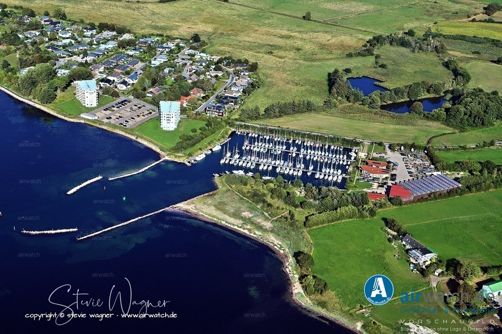 Luftbild Schausende - Der Club Nautic feierte 2024 sein 50-jähriges Bestehen | Der moderne Yachthafen, der 1976 fertiggestellt wurde und 169 Liegeplätze bietet, wird vom Club-Nautic e.V. betrieben. Der Club Nautic feierte 2024 sein 50-jähriges Bestehen und wurde ursprünglich als Mega-Marina geplant, entwickelte sich jedoch zu einem idyllischen Wassersportparadies.