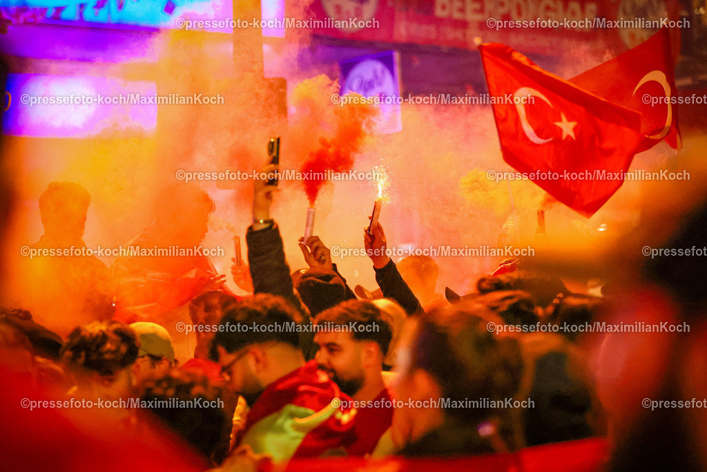 HHmx02072401040 | 02.07.2024, Hamburg, Tausende türkische Fans feiern nach dem Sieg der Türkei auf der hamburger Reeperbahn den Einzug ins Viertelfinale. Es werden jubelnd Rauchtöpfe, bengalos, Blinker, bengalisches Feuer und Feuerwerk gezündet. 
