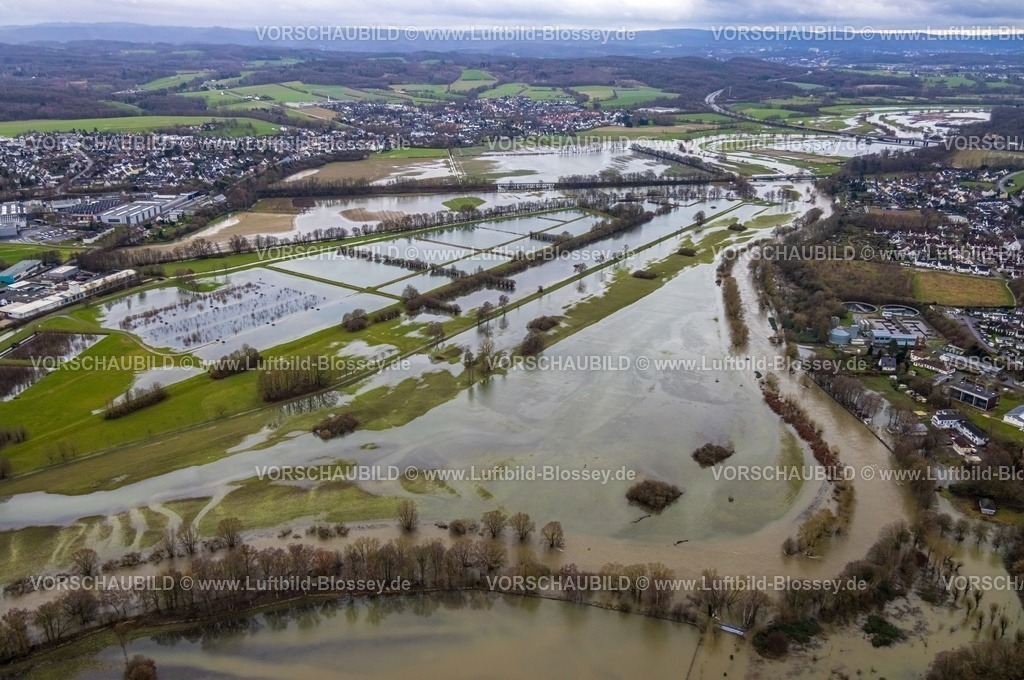 Schwerte231201446-topaz | Luftbild, Ruhrhochwasser, Weihnachtshochwasser 2023, Fluss Ruhr tritt nach starken Regenfällen über die Ufer, Überschwemmungsgebiet Wiesen und Bäume im Wasser,  Wassergewinnungsanlage Ergste, Schwerte, Ruhrgebiet, Nordrhein-Westfalen, Deutschland
