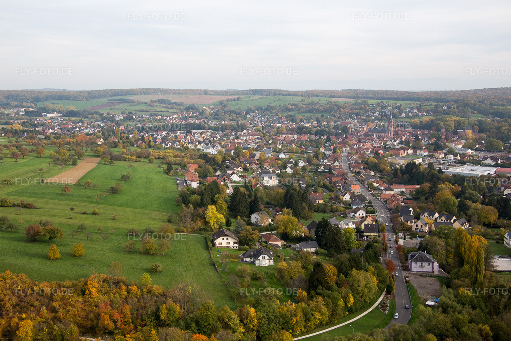 Luftbild: Ortsansicht in Niederbronn-les-Bains im Bundesland Bas-Rhin in Frankreich. Foto: IMG_084746.jpg vom 24.10.2015 durch Werner Riehm/FLY-FOTO.de