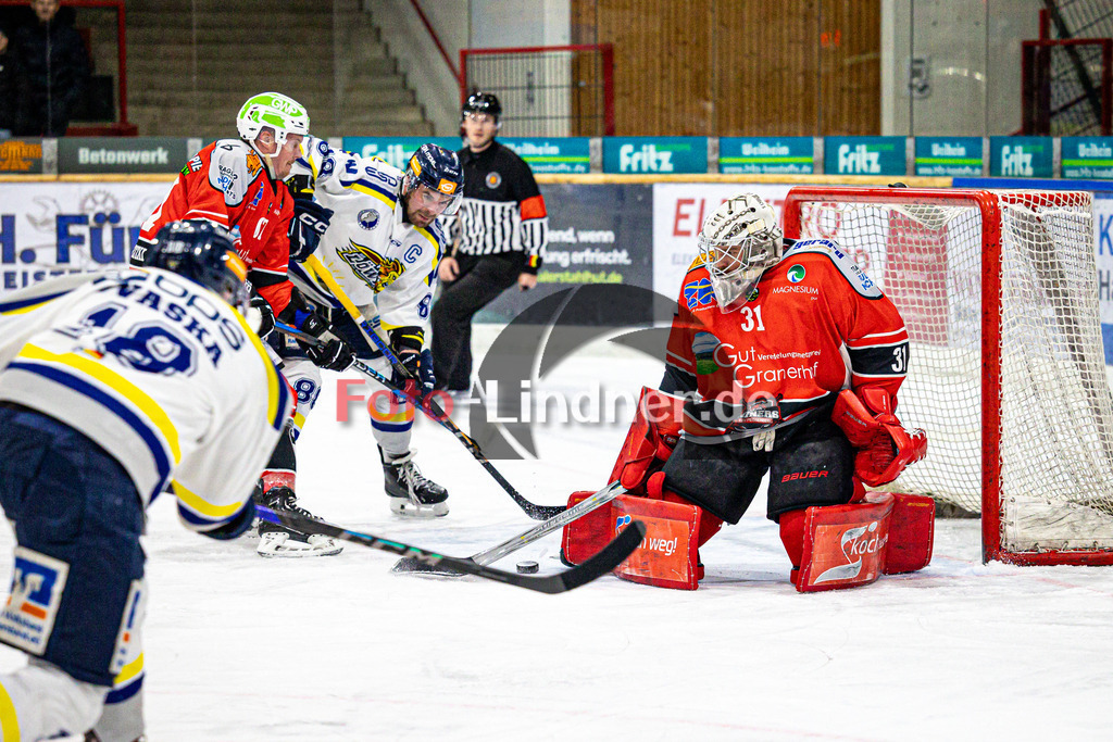 TSV Peißenberg MINERS gegen EHC Waldkraiburg DIE LÖWEN | Eishockey Bayernliga Herren Vorrunde 2024/25, TSV Peißenberg MINERS gegen EHC Waldkraiburg DIE LÖWEN, 20250124,Korbinian SERTL (MINERS Goali 31) in Aktion, Schuss aufs Tor,2025-01-24 in Peißenberg (Eisstadion Peißenberg)Korbinian SERTL (MINERS Goali 31), Nico VOGL (EHC Waldkraiburg 88)Copyright: WolfgangxLindner foto-lindner.de