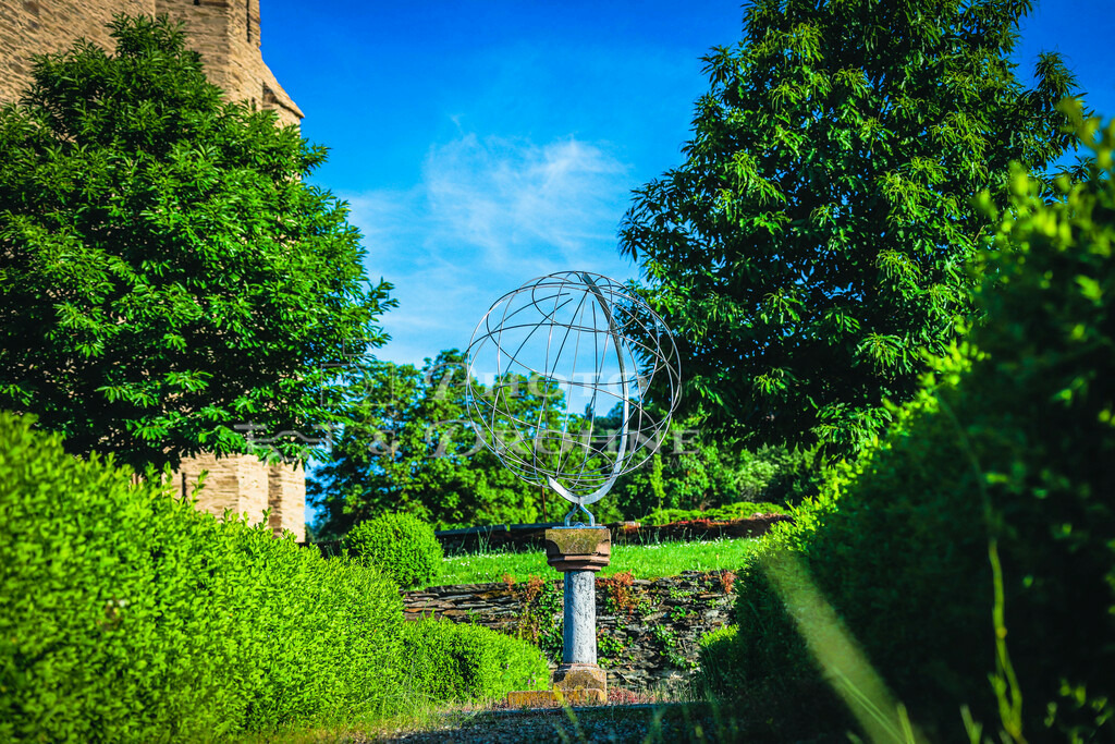 Welkugel im Welterbegarten-9486 | Kunst im Welterbegarten in Oberwesel am Rhein - Realisiert mit Pictrs.com