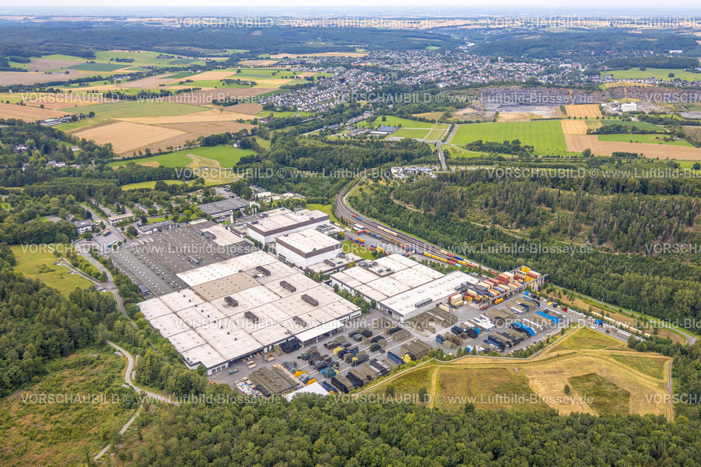 Warstein240713071WarsteinerBrauerei | Luftbild, Warsteiner Brauerei Firmengelände mit Bahnanschluss, Zum Waldpark, hinten Ortsansicht Warstein, Sauerland, Nordrhein-Westfalen, Deutschland