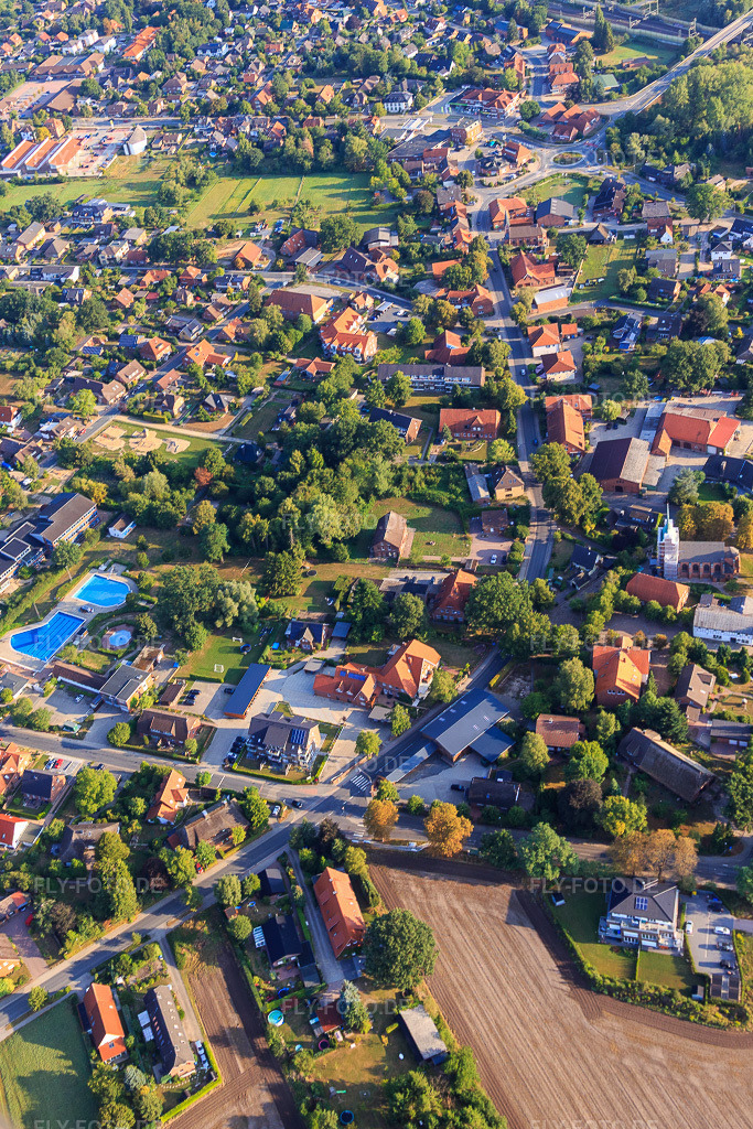 Luftbild: Unter den Linden und Freibad Stelle aus Süden in Stelle im Bundesland Niedersachsen in Deutschland. Foto: IMG_110317.jpg vom 18.08.2018 durch Werner Riehm/FLY-FOTO.deWWW.GEMEINDE-STELLE.DE