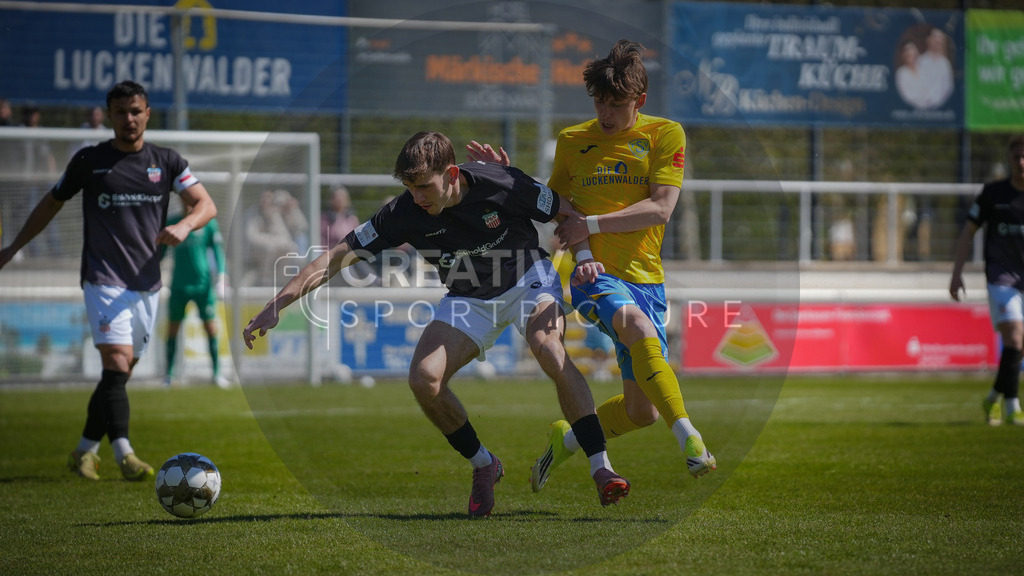 Fußball, Herren, Saison 2025/2026, Regionalliga Nordost, 31. Spieltag, FSV 63 Luckenwalde vs. FSV Zwickau, Sonntag 26.04.2026, Werner-Seelenbinder-Stadion Luckenwalde | Fußball, Herren, Saison 2025/2026, Regionalliga Nordost, 31. Spieltag, FSV 63 Luckenwalde vs. FSV Zwickau, Sonntag 26.04.2026, Werner-Seelenbinder-Stadion Luckenwalde, Im Bild: Lennert Möbius (l. Zwickau) und Tim Schleinitz (r. Luckenwalde) - Realisiert mit Pictrs.com