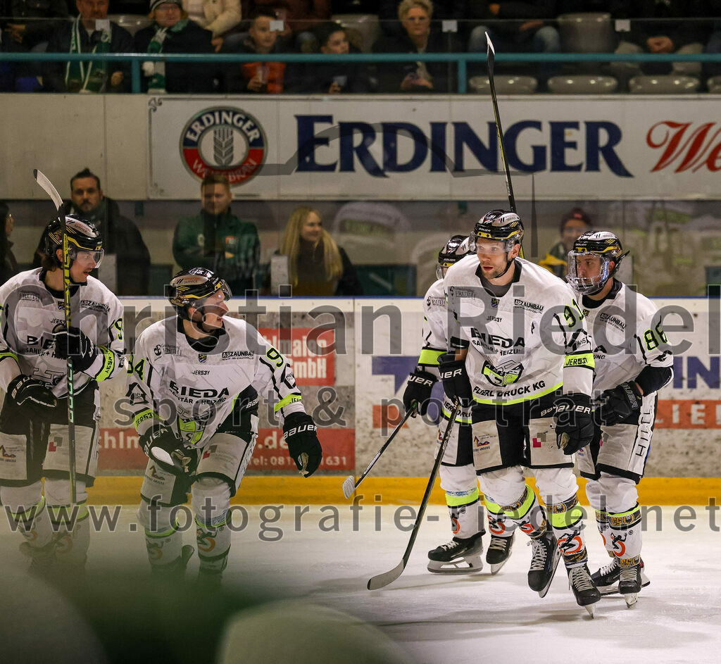 2024-02-16_029_TSV_Erding_gegen_ERSC_Amberg | Erding, Deutschland, 16.02.2024:
Eishockey, Bayernliga Playoffs 2023 / 2024, 1. Spieltag, TSV Erding gegen ERSC Amberg, Endergebnis: 1:2

Brendan Walkom (ERSC Amberg, #94), Michael Kirchberger (ERSC Amberg, #91), Marco Pronath (ERSC Amberg, #88)

Foto: Christian Riedel / fotografie-riedel.net