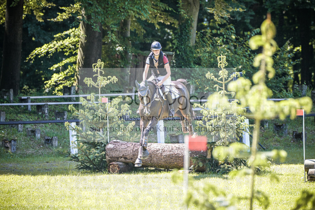 DOS_9852 | Entdecke hochwertige Reitturnierfotos von Foto Oger. Professionell, emotional und authentisch – jetzt Lieblingsmomente im Shop bestellen.Deutschlandweite Turnierfotografie. - Realisiert mit Pictrs.com