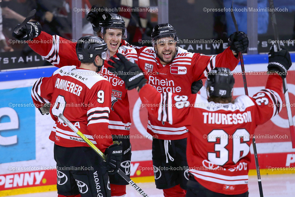 KoeDEL02012301035 | Köln, 02.01.2023, Eishockey, Penny DEL, 38. Spieltag, Lanxess-Arena, Kölner Haie - Düsseldorfer EG: Louis-Marc Aubry von Kölner Haie erziehlt den Treffer zum 3:1 gegen Düsseldorf und steht jubelnd mit Nick Baptiste  und der Mannschaft auf dem Eis