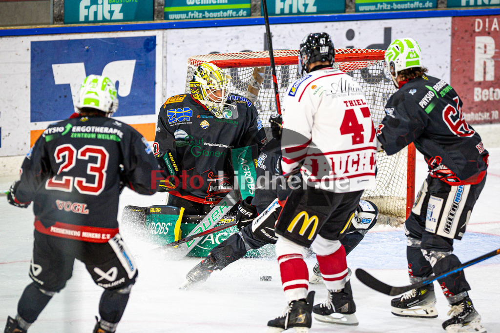 Peißenberg MINERS gegen ESV Buchloe Pirates | Eishockey Bayernliga 2025/26 Vorbereitung, Peißenberg MINERS gegen ESV Buchloe Pirates, 20250921,Torchance Buchloe,2025-09-21 in Peißenberg (flatbuy Arena Peißenberg), Dejan VOGL (MINERS 23), Joshua BARON (MINERS Goali 30), Alexander THIEL (Buchloe PIRATES Kapitän 47), Marek HALODA (MINERS 64)Copyright: WolfgangxLindner www.foto-lindner.de