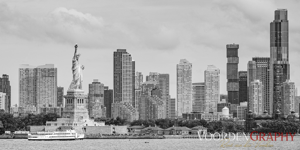 „Lady Liberty & Skyline – Ikone trifft Moderne“ in Schwarzweiß | Ein Motiv, das nicht nur New York, sondern die Sehnsucht nach Freiheit symbolisiert: Die Freiheitsstatue im Vordergrund, majestätisch und kraftvoll – dahinter die imposante Skyline von Manhattan, die sich in die Wolken schraubt.Dieses Foto vereint klassische Symbolkraft mit urbaner Eleganz und ist ein Statement an jeder Wand. Jetzt erhältlich in meinem Webshop – in verschiedenen Formaten, hochwertig gedruckt auf Leinwand, FineArt-Papier oder als gerahmtes Bild. - Realisiert mit Pictrs.com