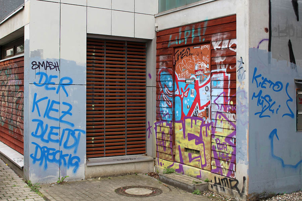 Connewitz - Graffiti in der Bornaischen Straße | Entdecke über 20 Kategorien Leipzig-Motive: Foto-Downloads, hochwertige Poster, Leinwand- & Fine-Art-Prints. Jetzt Lieblingsfoto im Bildlexikon Leipzig Shop bestellen!