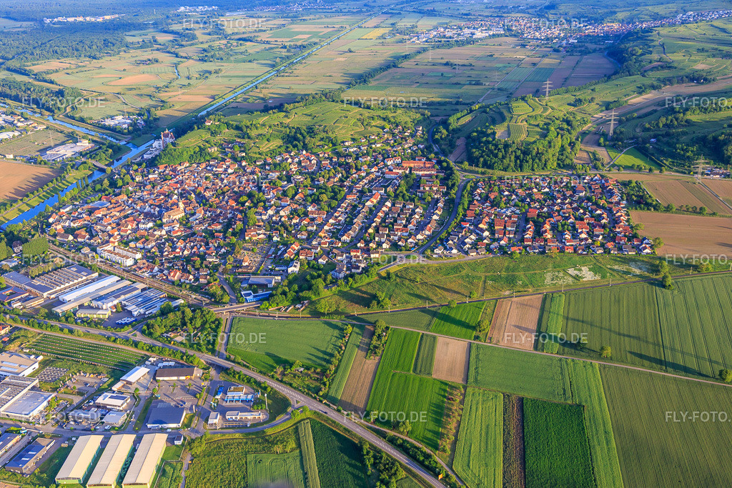 Stadtübersicht am Leopoldskanal aus Norden | Luftbild: Stadtübersicht am Leopoldskanal aus Norden in Riegel am Kaiserstuhl im Bundesland Baden-Württemberg in Deutschland. Foto: IMG_147419.jpg vom 29.05.2025 durch Werner Riehm/FLY-FOTO.de - Realisiert mit Pictrs.com