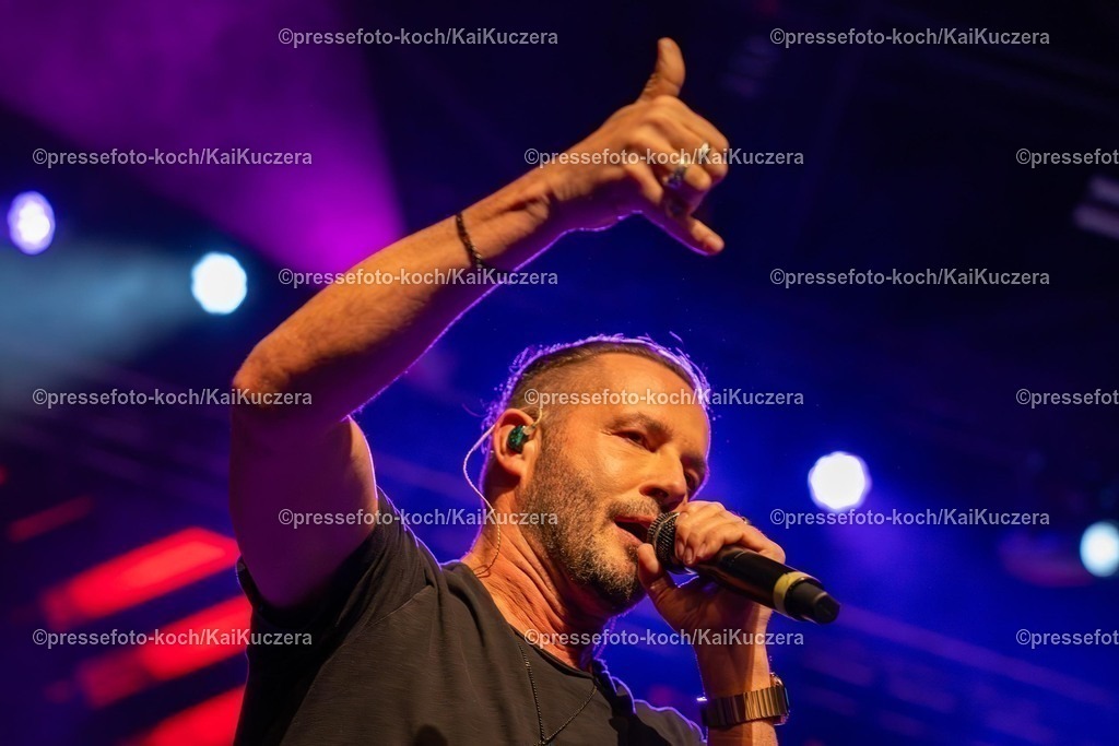 KKU25012501074 | 25.01.2025, xkkux, Düsseldorf, Karnevalsveranstaltung - Die Lachende in der Mitsubishi Electric HALLE. Die Band Räuber performt bei ihrem Auftritt. Im Bild Frontman Sven West (Sänger)