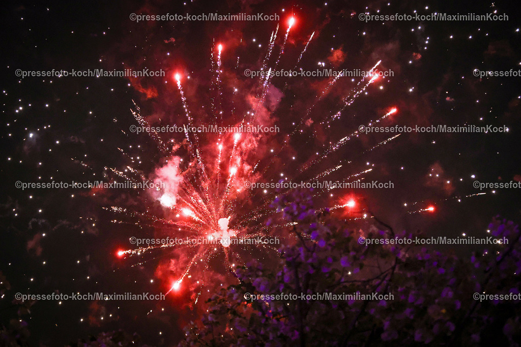 HHmx02072401026 | 02.07.2024, Hamburg, Tausende türkische Fans feiern nach dem Sieg der Türkei auf der hamburger Reeperbahn den Einzug ins Viertelfinale. Es werden jubelnd Rauchtöpfe, bengalos, Blinker, bengalisches Feuer und Feuerwerk gezündet. 
