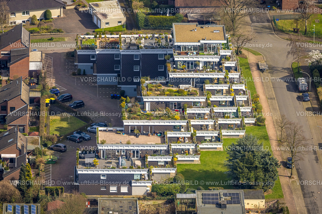 Schermbeck240310251 | Luftbild, Terrassenhaus, grün bepflanzte Balkone und Dächer, Dachgarten, Balkonmöbel und Sonnenschirme, Altschermbeck, Schermbeck, Nordrhein-Westfalen, Deutschland