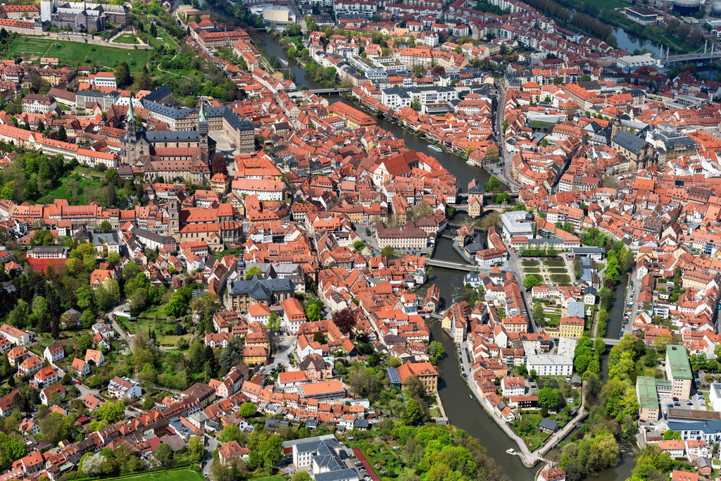dr__0095504.jpg | BAMBERG 28.04.2022 Altstadtbereich und Innenstadtzentrum in Bamberg im Bundesland Bayern, Deutschland. // Old Town area and city center in Bamberg in the state Bavaria, Germany. Foto: Daniel Reiter