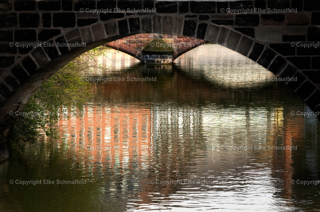 Nuernberg-blickt-Karlsbruecke-2 | Elke Schmalfeld - Realisiert mit Pictrs.com