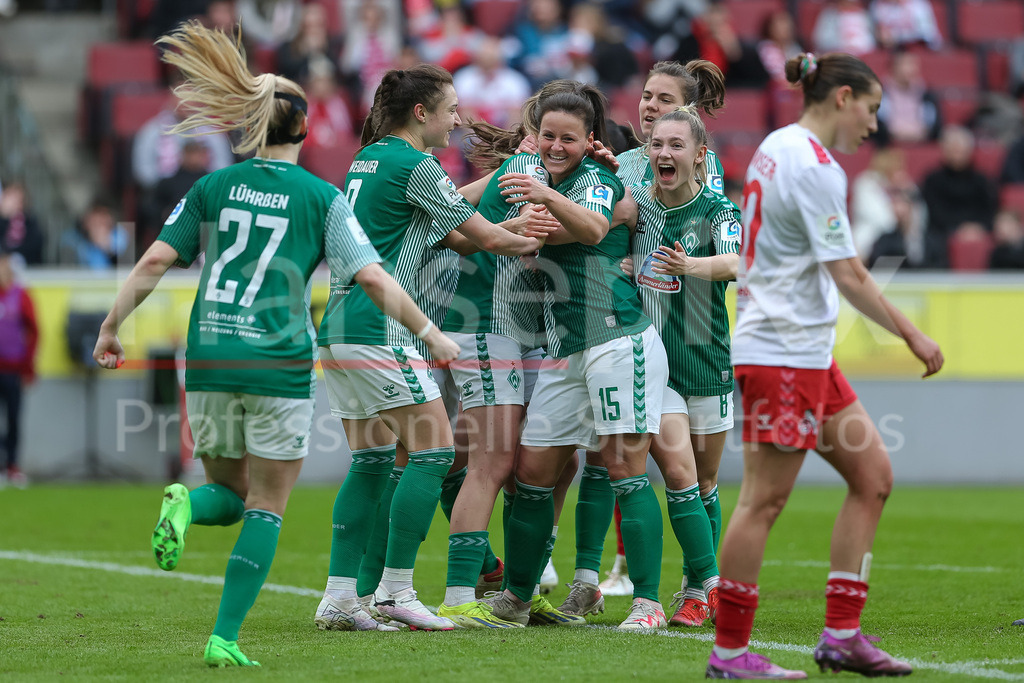 Fussball, Google Pixel Frauen-Bundesliga, 1. FC Köln - SV Werder Bremen | v.li.: Spielerinnen des SV Werder Bremen mit Torjubel, Jubel, jubeln, jubelt, optimistisch, Spielszene, Highlight, Freude über das Tor zum 1:1, DIE DFB-RICHTLINIEN UNTERSAGEN JEGLICHE NUTZUNG VON FOTOS ALS SEQUENZBILDER UND/ODER VIDEOÄHNLICHE FOTOSTRECKEN. DFB REGULATIONS PROHIBIT ANY USE OF PHOTOGRAPHS AS IMAGE SEQUENCES AND/OR QUASI-VIDEO.