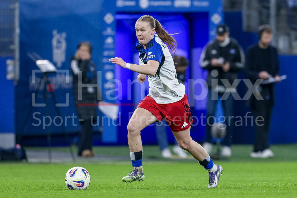 Fussball, Google Pixel Frauen-Bundesliga, Hamburger SV - 1. FC Köln | Annaleen Böhler (Hamburger SV, 6) am Ball, Freisteller, Einzelbild, Ganzkörper, Aktion, Action, Spielszene, DIE DFB-RICHTLINIEN UNTERSAGEN JEGLICHE NUTZUNG VON FOTOS ALS SEQUENZBILDER UND/ODER VIDEOÄHNLICHE FOTOSTRECKEN. DFB REGULATIONS PROHIBIT ANY USE OF PHOTOGRAPHS AS IMAGE SEQUENCES AND/OR QUASI-VIDEO.