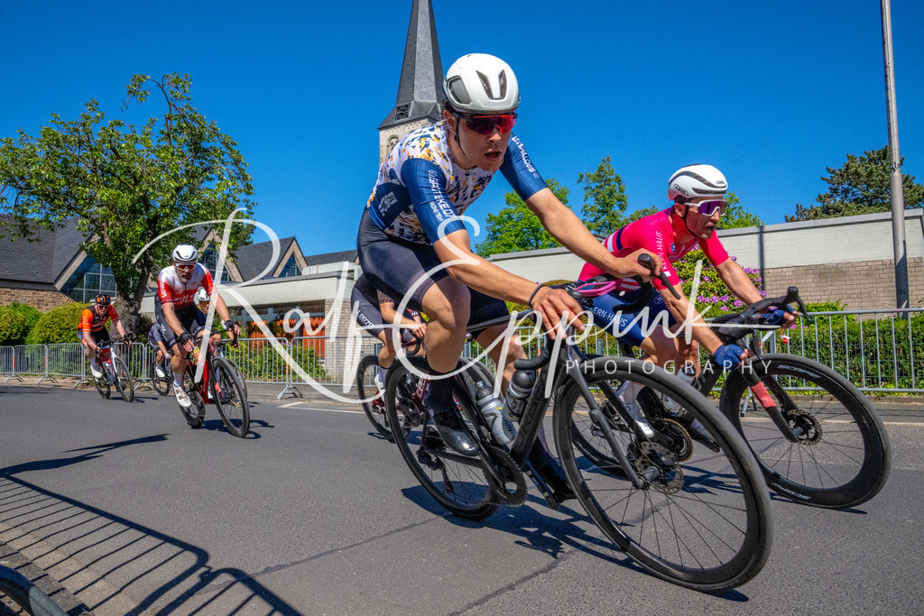 Spurt in den Mai 2026 - Großer Preis der Sparkasse Neuss | Annual one-day road cycling race "Großer Preis der Sparkasse Neuss" held in Büttgen, Germany, organized by VfR Büttgen 1912 e.V. The event features multiple races across all age categories from U11 youth to Elite men. - Realisiert mit Pictrs.com