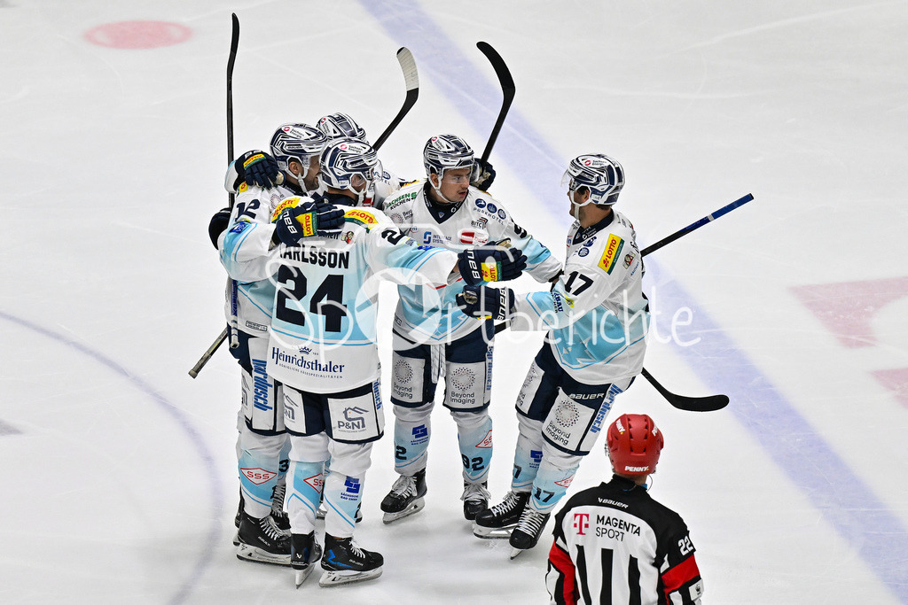 Augsburger Panther - Dresdner Eislöwen | AUGSBURG, GERMANY - 04. DECEMBER: Jubel der Gäste nach dem Treffer zum 1-2 durch Andrew YOGAN (Eislöwen Dresden 12) / Tor / Torschuetze / Freude / Happy / während dem Match zwischen den Augsburger Panthern und den Dresdner Eislöwen am 25 Spieltag der PENNY DEL im Curt Frenzel Stadion