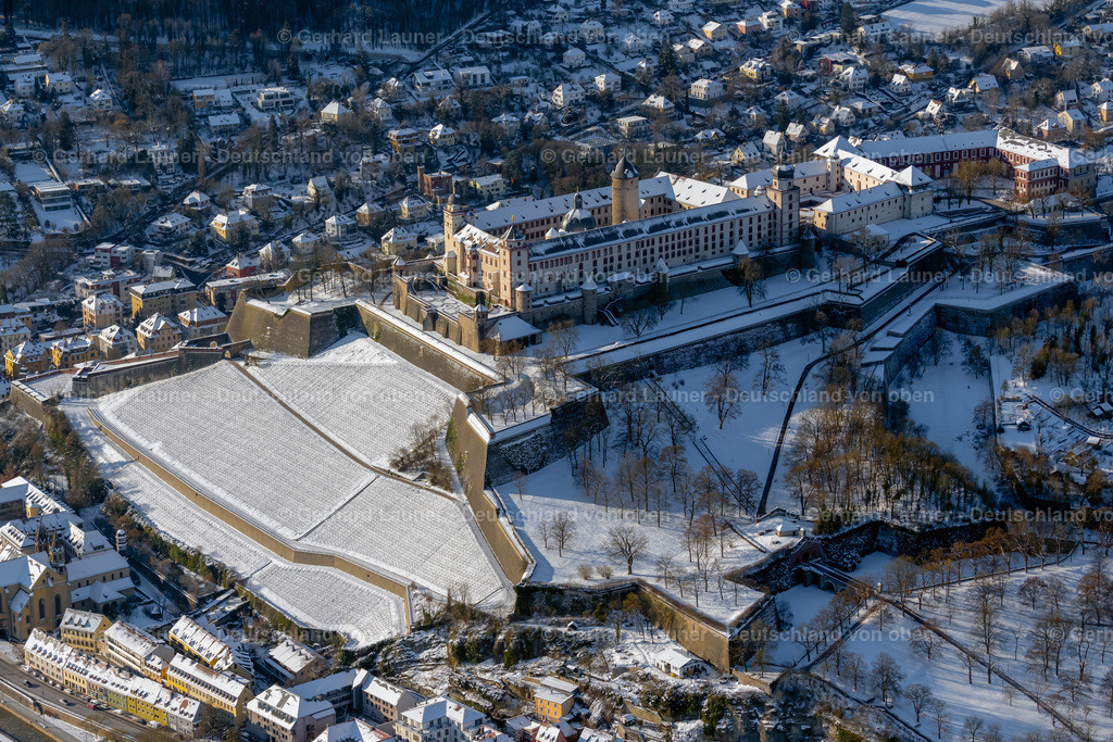 4043193 | WüRZBURG 13.02.2021 Winterlich schneebedeckte Burganlage der Veste " Festung Marienberg " im Ortsteil Zellerau in Würzburg im Bundesland Bayern, Deutschland. Weiterführende Informationen bei: Bayerische Verwaltung der staatlichen Schlösser, Gärten und Seen,  Stadt Würzburg. // Wintry snowy castle of the fortress " Festung Marienberg " in the district Zellerau in Wuerzburg in the state Bavaria, Germany. Further information at: Bayerische Verwaltung der staatlichen Schloesser, Gaerten und Seen,  Stadt Wuerzburg. Foto: Gerhard Launer