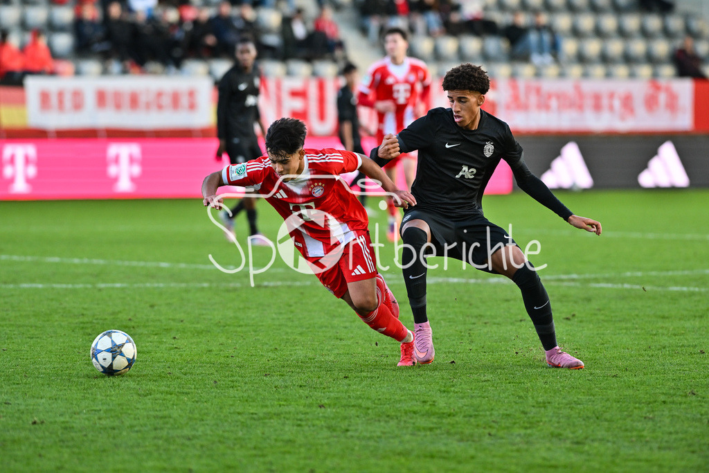 FC Bayern München U19 - Sporting Lissabon U19 | MUNICH, GERMANY - 09. DECEMBER: im Duell Maycon CARDOZO (FC Bayern München 7) und Sandro Miguel JORGE FERREIRA (Sporting CP U19 20) während dem Match zwischen der U19 des FC Bayern München und der U19 von Sporting Lissabon am 6. Spieltag der UEFA Youth League Ligaphase am FC Bayern Campus