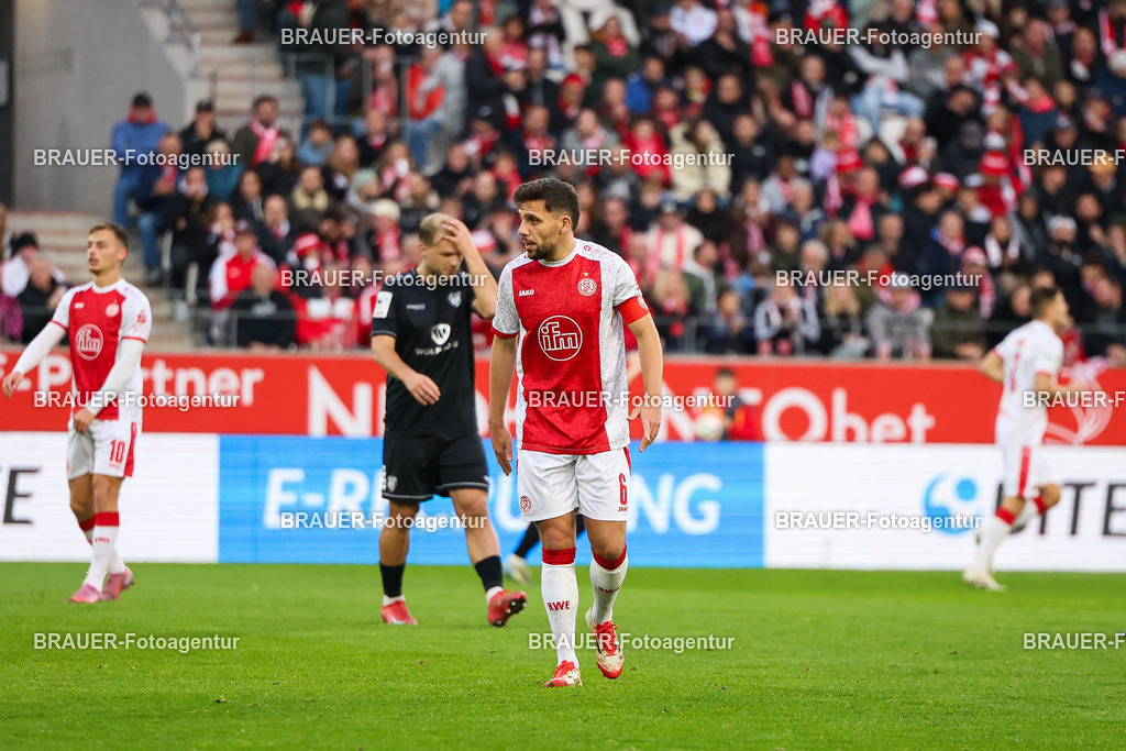 Rot-Weiss Essen - 1.Fc Schweinfurt | Essen, Deutschland, 02.11.2025 Ahmet Arslan  (Rot-Weiss Essen) schaut während des 3.Liga Spiels zwischen  Rot-Weiss Essen und 1.Fc Schweinfurt am 02.11.2025 im Stadion an der Hafenstraße in Essen. (Foto von Timo Bluhmki-Schmidt/Brauer Fotoagentur