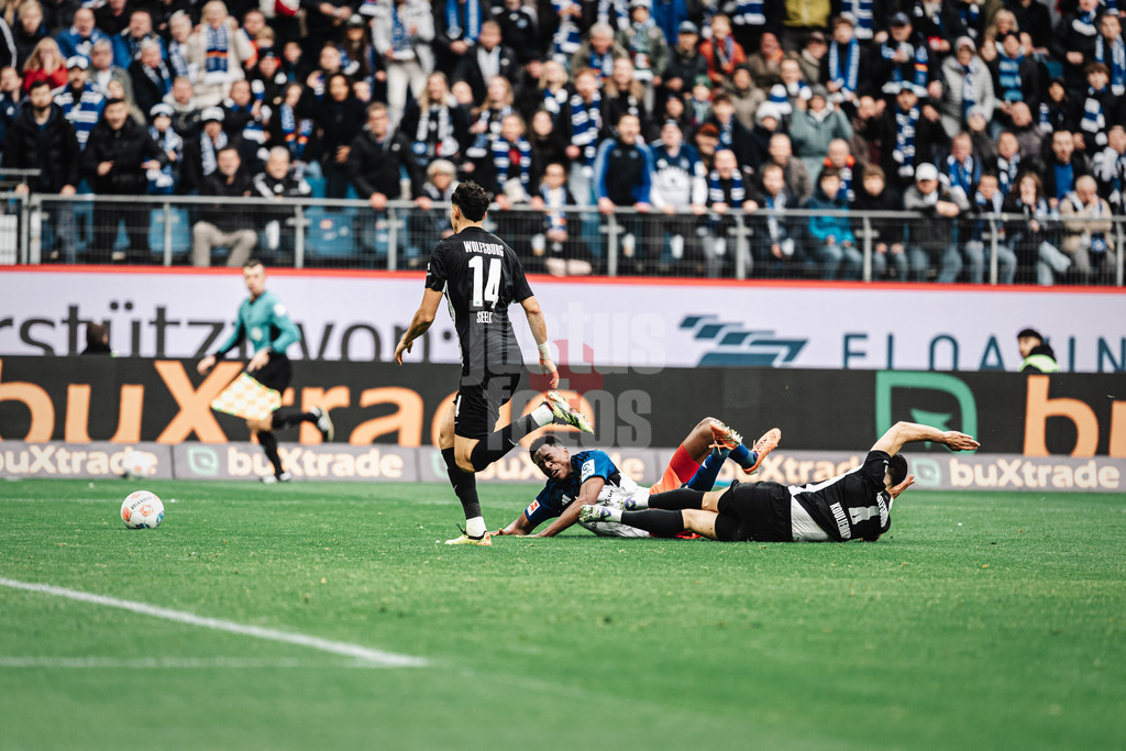 Fußball | Männer | Saison 2025/2026 | 1. Fußball-Bundesliga | 8. Spieltag | Hamburger SV vs. VfL Wolfsburg | 25.10.2025 | Albert Sambi Sambi Lokonga (#6, HSV) wird von Konstantinos Koulierakis (#4, VfL Wolfsburg) gefoult es gibt Elfmeter