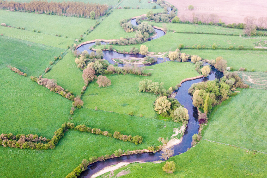 Aerial view: Oise in Sorbais in the state Aisne, France. – Photo: IMG_39945.jpg taken on 04/17/2011 by Werner Riehm/FLY-FOTO.com – Resolution of the original: 4752 x 3168 px