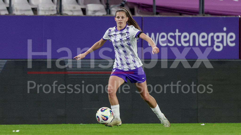 Fussball, Google Pixel Frauen-Bundesliga, SGS Essen - SV Werder Bremen | Shari van Belle (SGS Essen, 14) am Ball, Freisteller, Einzelbild, Ganzkörper, Aktion, Action, Spielszene, DIE DFB-RICHTLINIEN UNTERSAGEN JEGLICHE NUTZUNG VON FOTOS ALS SEQUENZBILDER UND/ODER VIDEOÄHNLICHE FOTOSTRECKEN. DFB REGULATIONS PROHIBIT ANY USE OF PHOTOGRAPHS AS IMAGE SEQUENCES AND/OR QUASI-VIDEO.